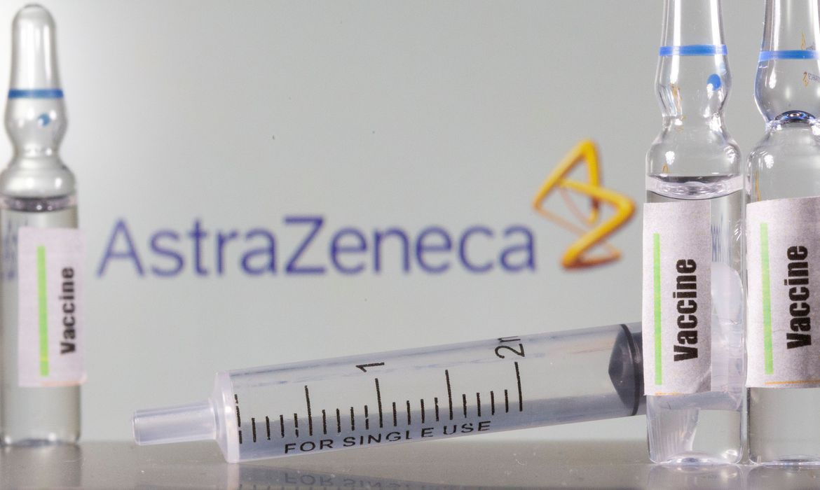 um tubo de ensaio etiquetado com a vacina e visto na frente do logotipo da AstraZeneca. REUTERS/Dado Ruvic/Illustration/File Photo