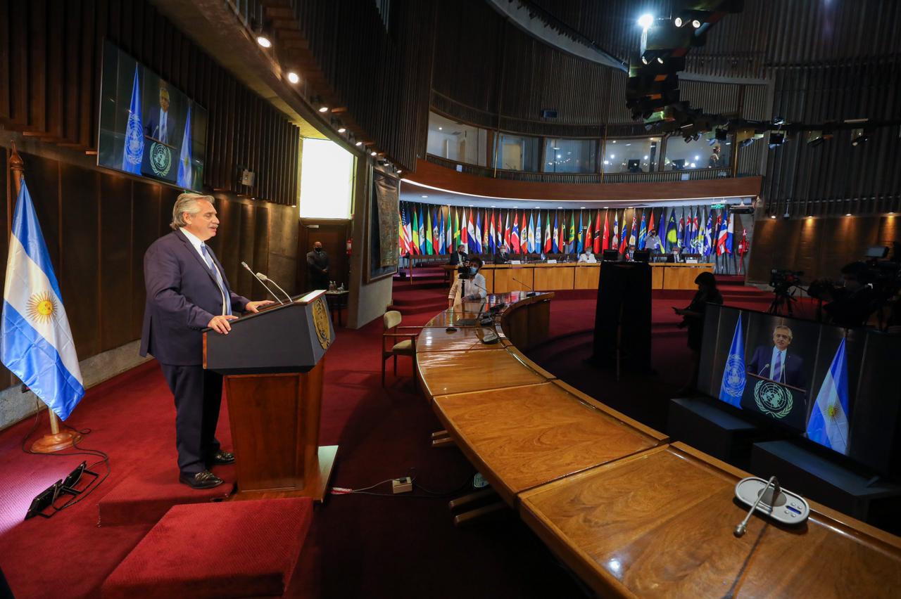 Alberto Fernández en la CEPAL, durante el segundo día de su visita a Chile.