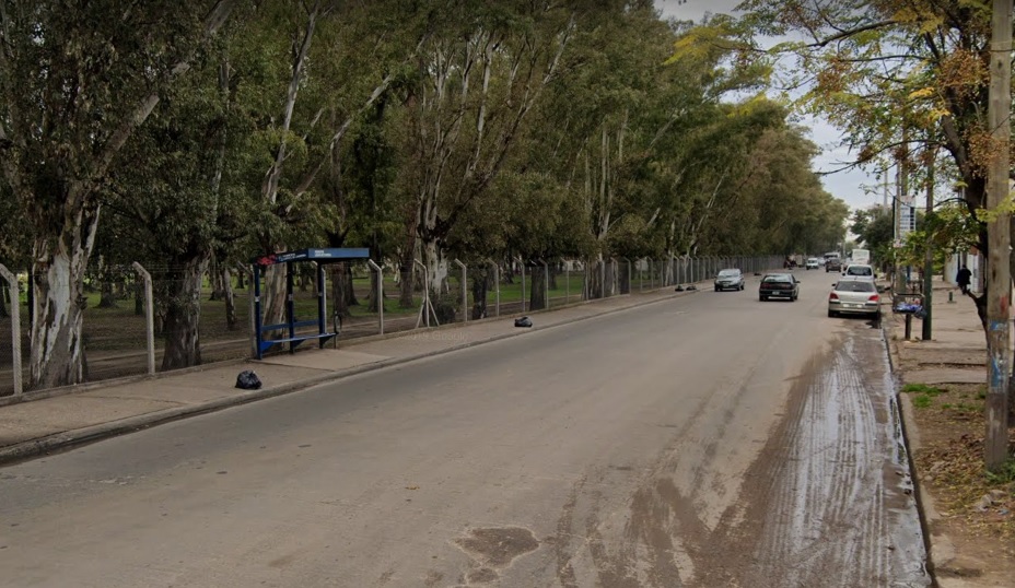 El motochorro baleado por la mujer policía cayó muerto frente al famoso Parque de Villa Albertina.