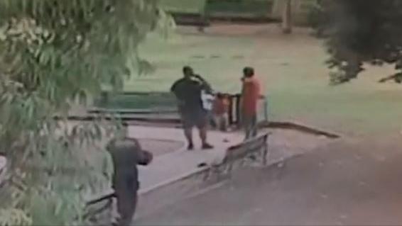 El chico fue encontrado por policías en un parque (captura video)