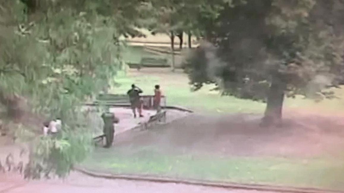 El momento en que el nene fue rescatado en Parque Rivadavia (Captura de video).