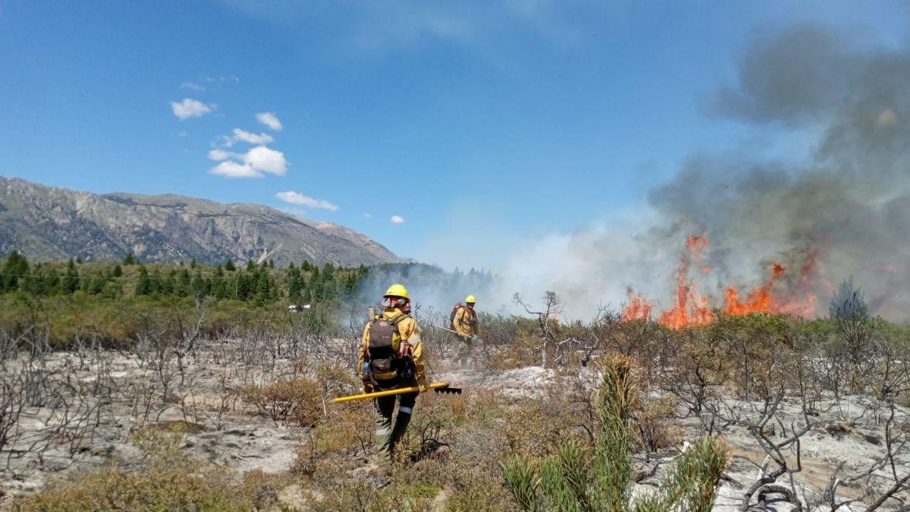 Brigadistas cordobeses se suman para apagar los focos de incendio en El Bolsón.