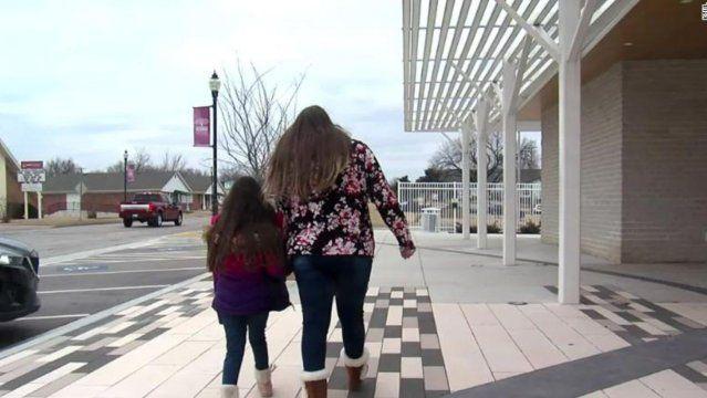 Denise Shelton junto a su hija Chloe.