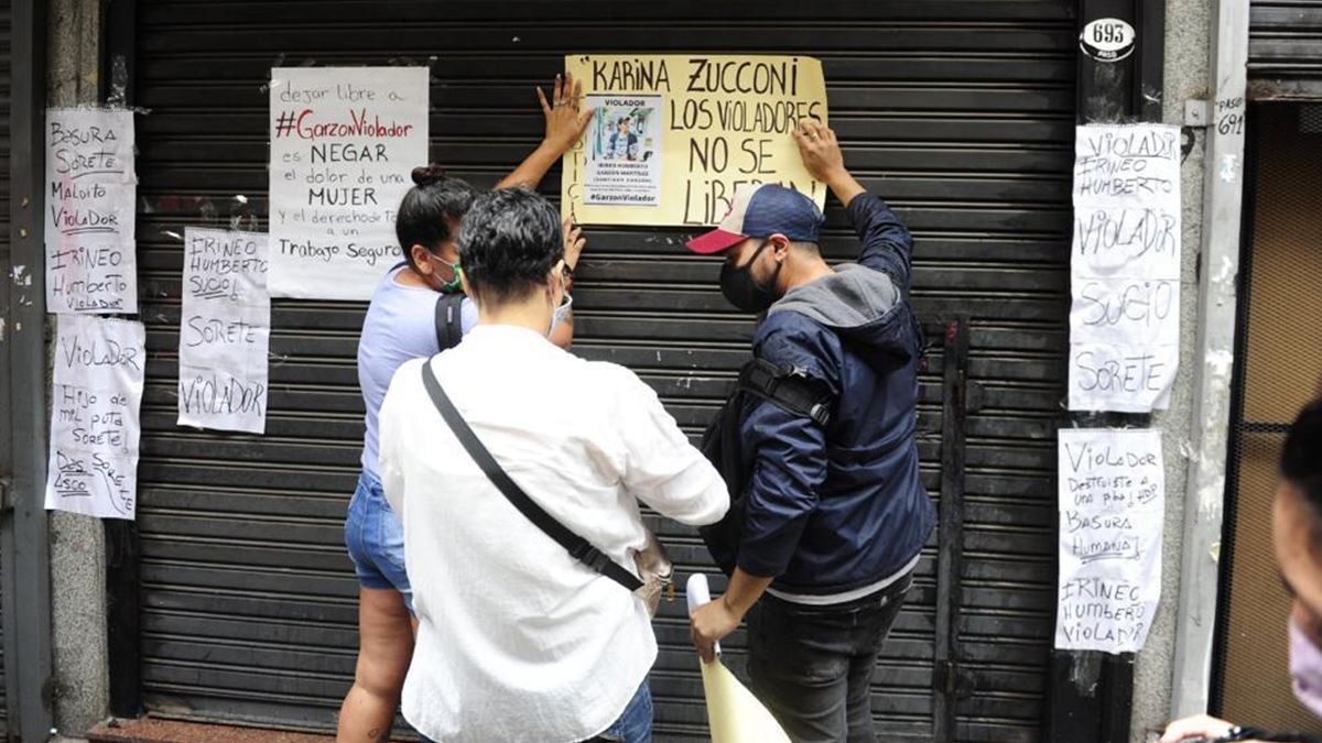 Amigos y familiares de la chica abusada en un local de Once exigen que encarcelen al abusador Irineo Garzón Martínez.