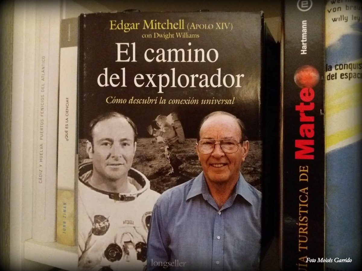 Varios fueron los libros que escribió el astronauta Mitchell, quien contó sus experiencias. 