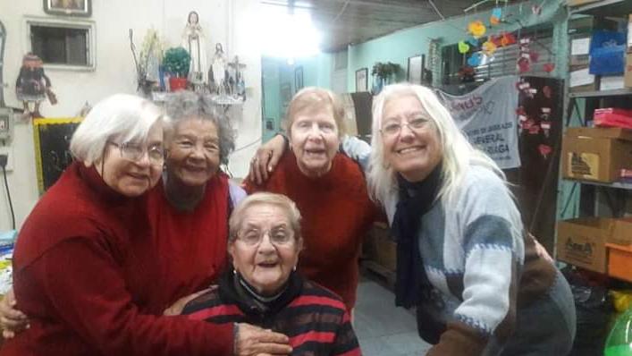 Las 'Abuelas del Corazón' donan peluches a los chicos que más los necesitan