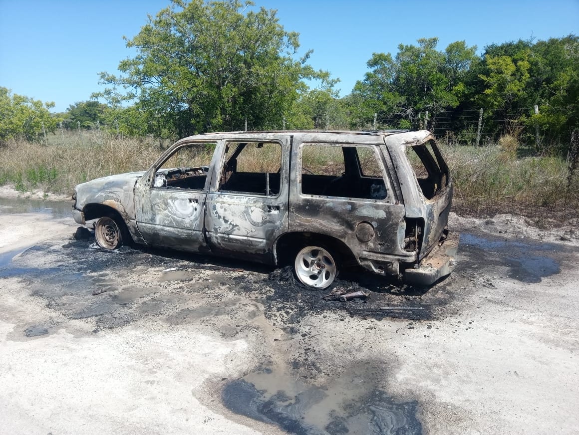 Los huesos calcinados fueron encontrados dentro de esta camioneta incendiada, en Punta Indio.