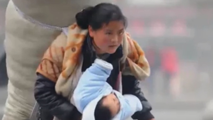 El sacrificio de la mujer por darle a su familia un futuro mejor (Xinhua)