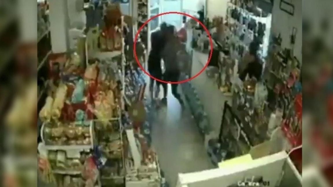 Así ladrón armado con una picana eléctrica asaltó un supermercado de La Plata (Captura de video)