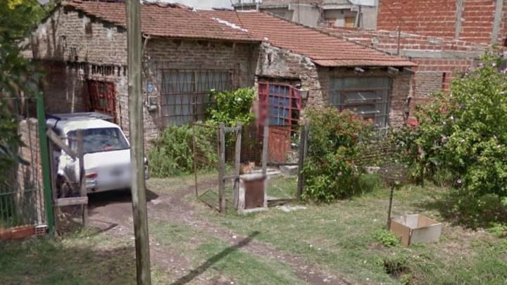 La mujer intentó golpearlo y retenerlo, pero el hombre agarró ropa, se vistió y huyó del lugar. (Google Street View)