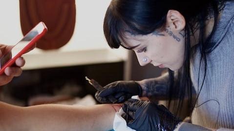 La mujer se tatuó 