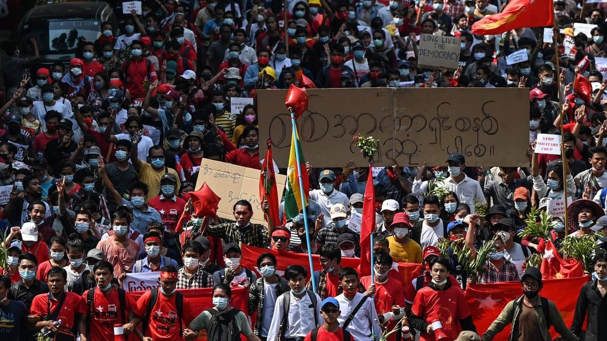 Más de 100.000 birmanos se volcaron a las calles de Yangón para protestar contra el golpe de estado.