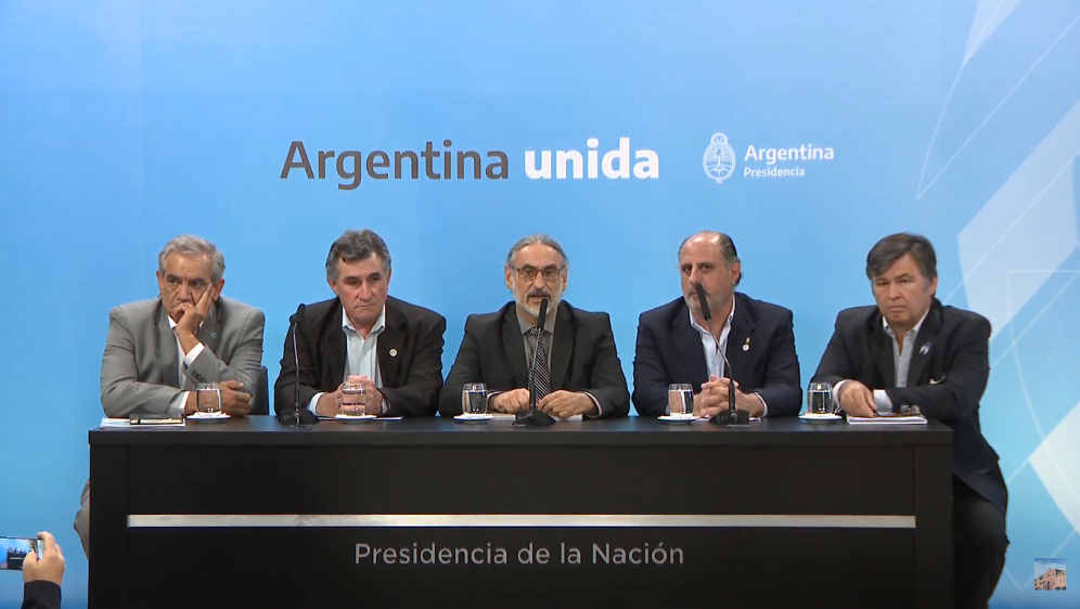 El ministro de Agricultura, Luis Basterra, junto con los presidentes de la Mesa de Enlace, a fines de 2019.