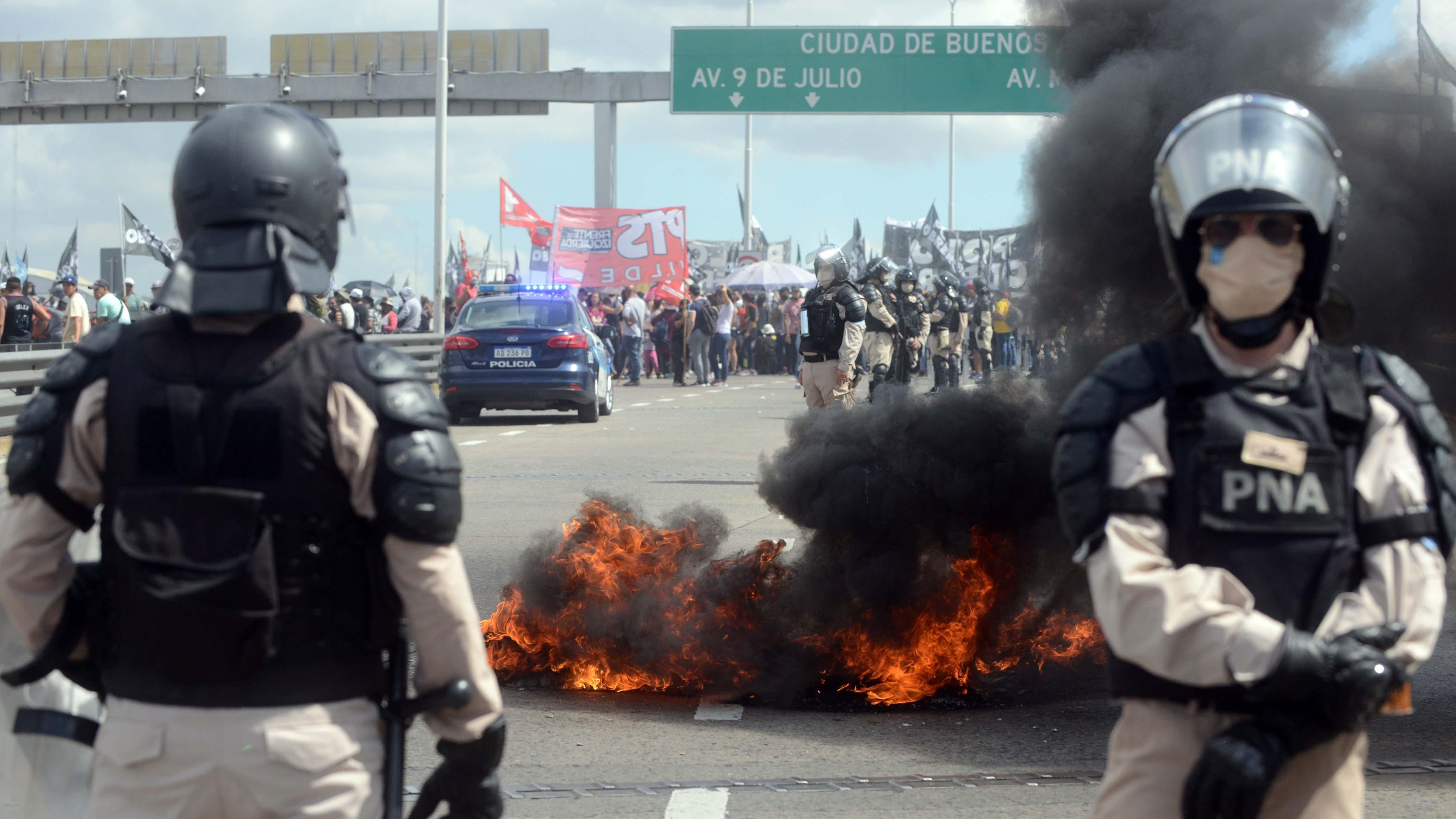 Las protestas se producen en los principales accesos a la Ciudad (Telam)