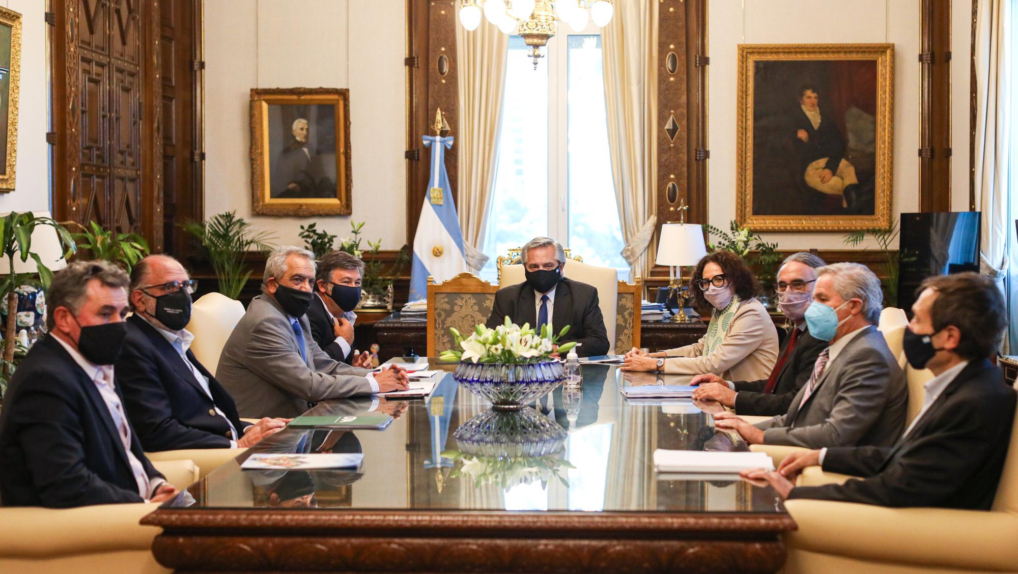 El Presidente y funcionarios del Gabinete, con los miembros de la Mesa de Enlace (Presidencia de la Nación)