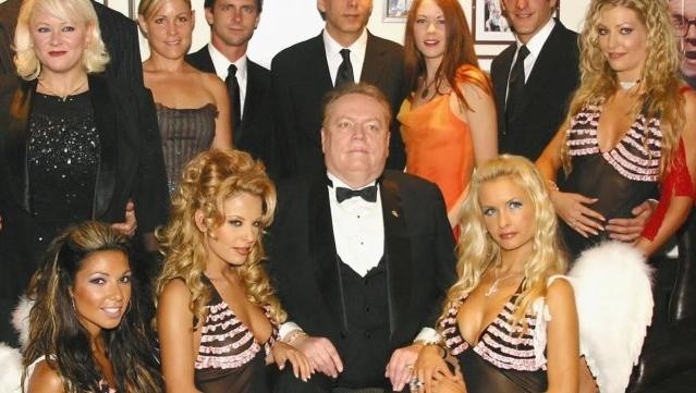 Larry Flynt, rodeado de algunas de sus actrices.