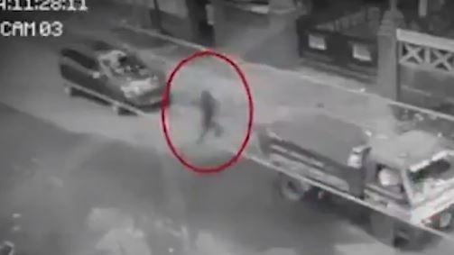 El fantasma cruzando una calle inglesa en el medio de los autos (Captura de video).