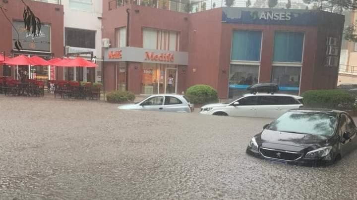 El fuerte temporal provocó inundaciones en el centro de Pinamar.