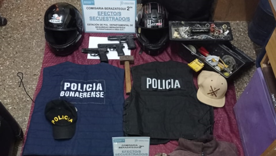 Parte de los uniformes policiales y de los elementos robados que se hallaron en los operativos.