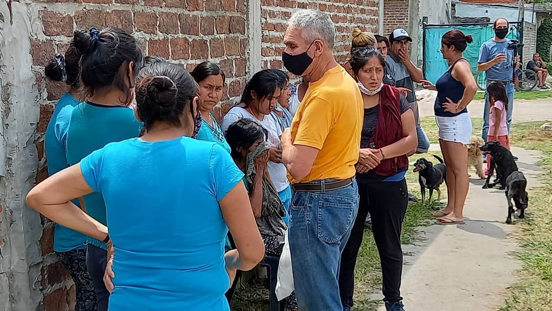 Vecinos del Barrio Santa Catalina de Marcos Paz se acercaron hasta la puerta de la casa donde ocurrió el femicidio (Gentileza Noticias RSO).