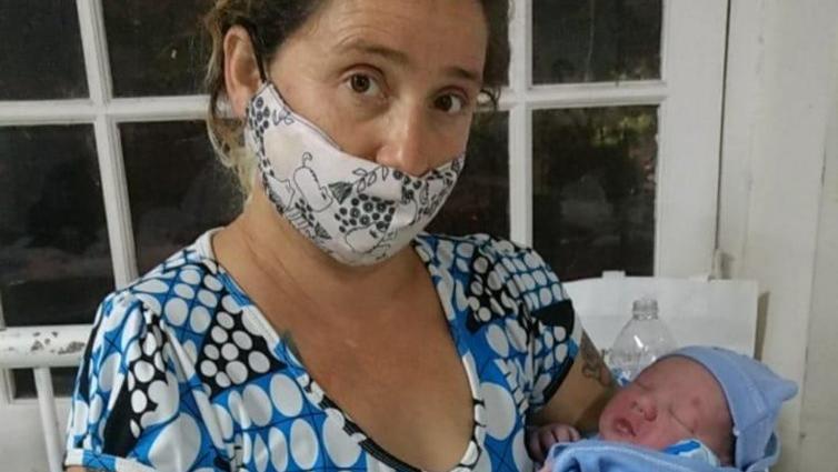 Benicio Filippín, en brazos de su madre Soledad Villamayor.