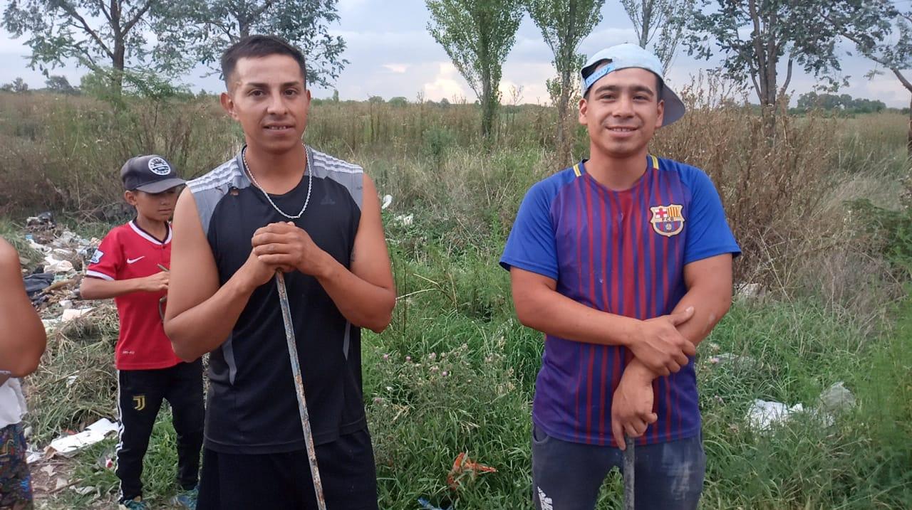 Germán Espinoza, junto a su cuñado, los dos héroes de Mariano Acosta que capturaron al femicida de Marcos Paz. 