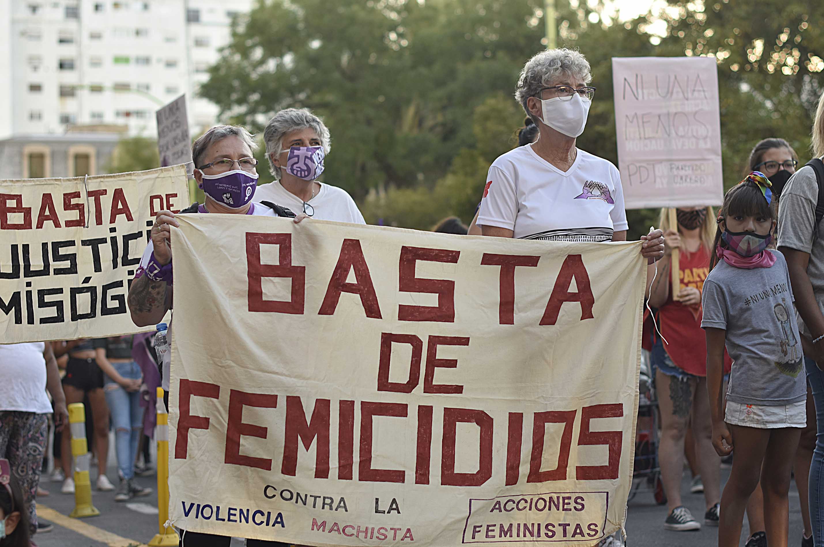 Un grupo de mujeres exigió medidas tras el brutal femicidio de Úrsula Bahillo en la localidad de Rojas.