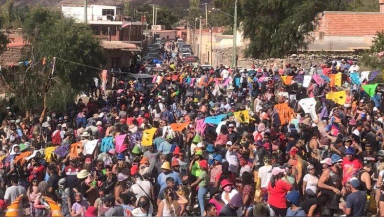 Cientos de personas sin respetar el distanciamiento durante el primer día del carnaval de Tilcara. 