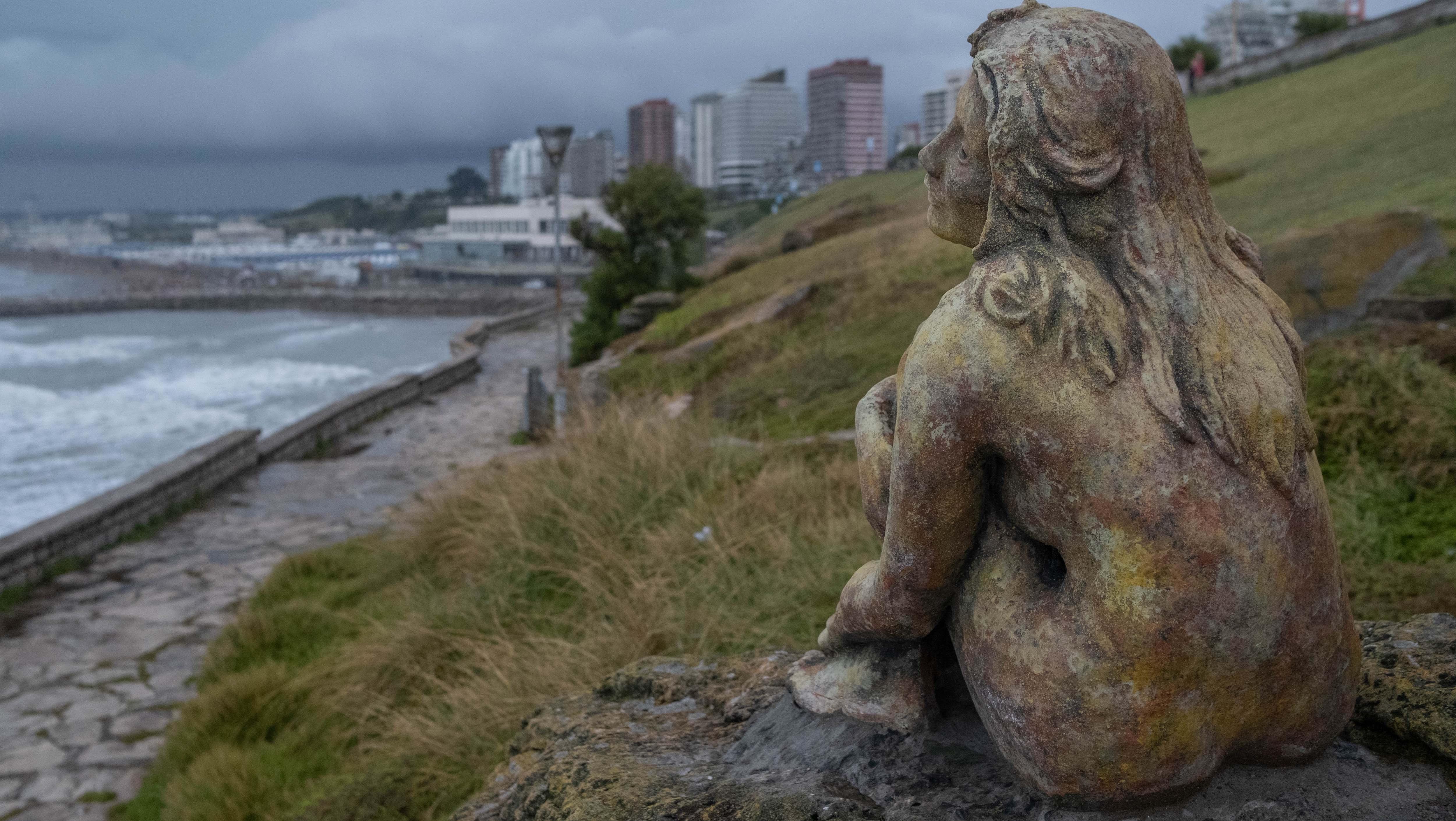 Mar del Plata: buscan a quien instaló una escultura anónima frente a la costa.