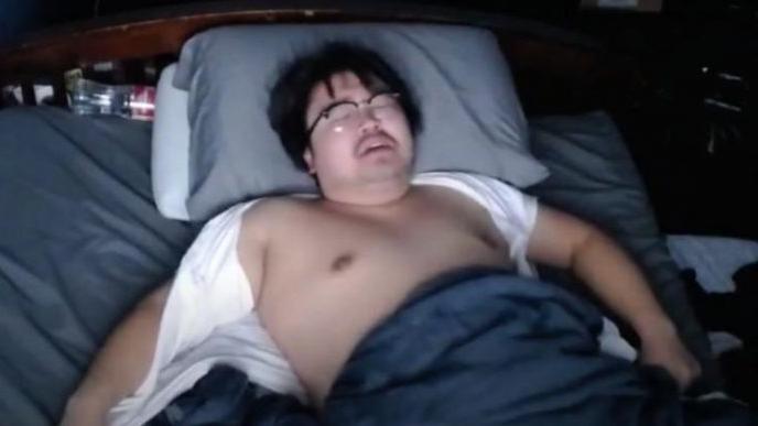 Asian Andy durmiendo mientras transmitía en vivo. 