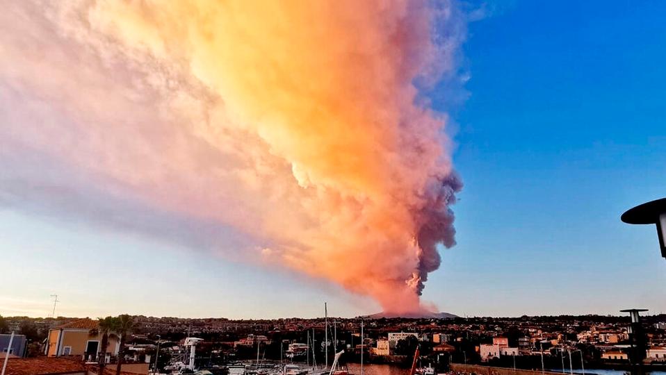 La erupción generó una impresionante columna de ceniza de color rosa. (Foto: AP) 