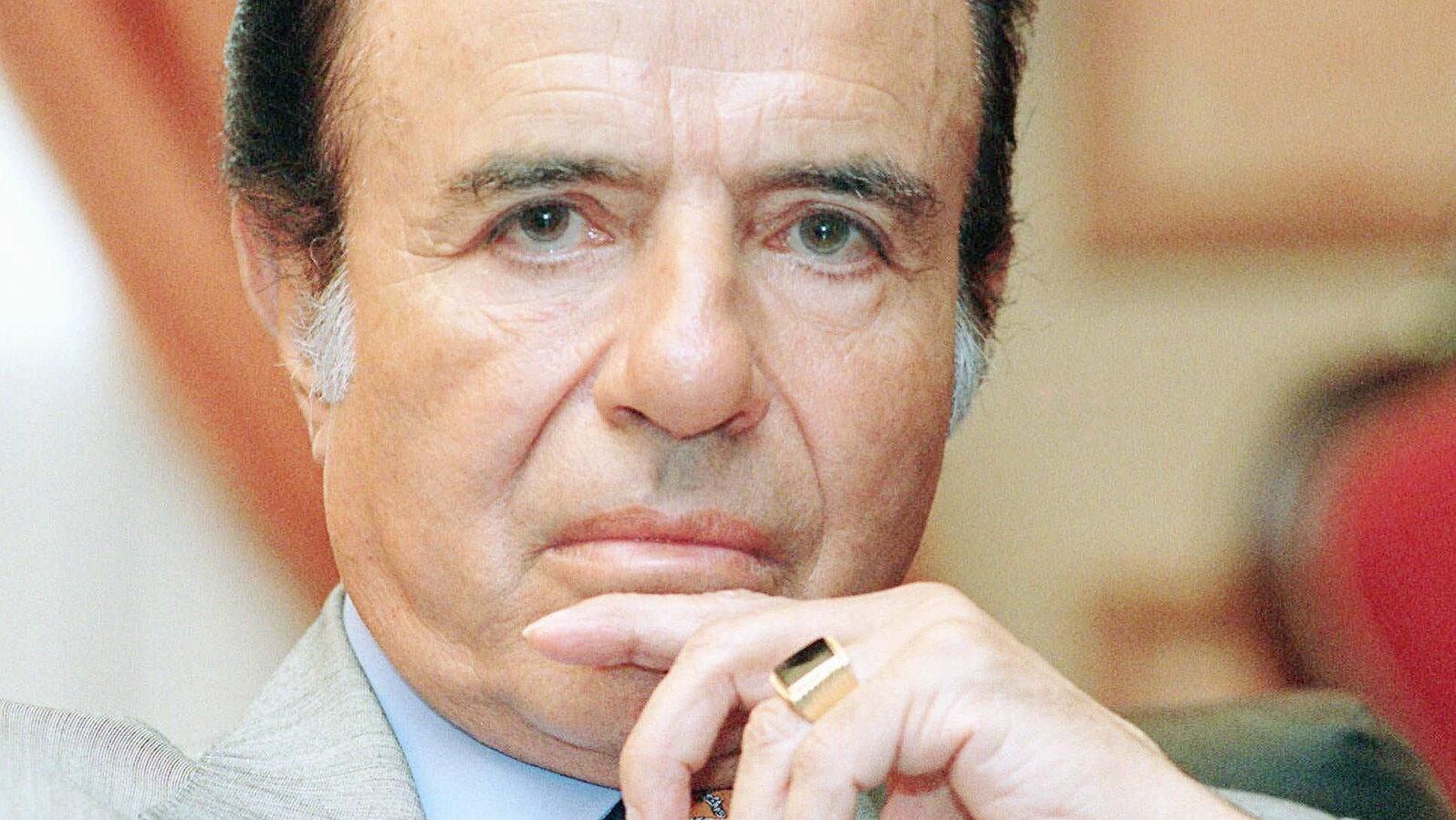 El anillo de Menem tenía una piedra preciosa de color negro.