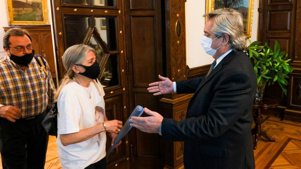 El presidente Alberto Fernández y los padres de Úrsula Bahillo (Télam)