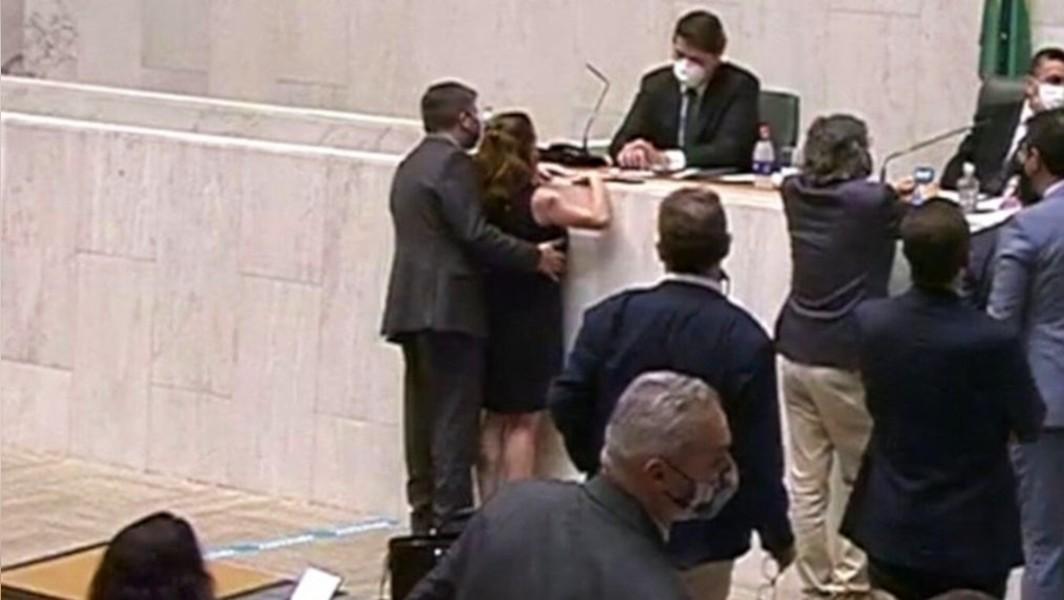 Las cámaras del parlamento paulista captó el momento del acoso.(Captura de pantalla)