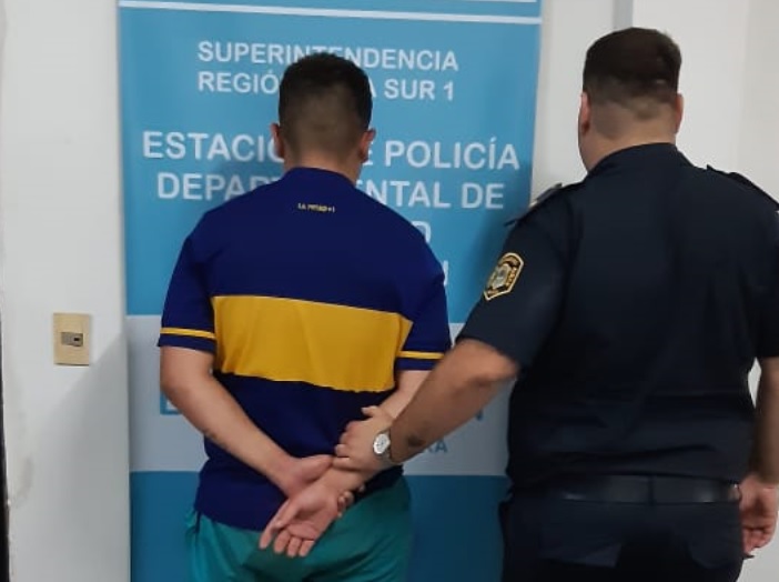 Este es el individuo, de 20 años, que fue apresado por los investigadores policiales.