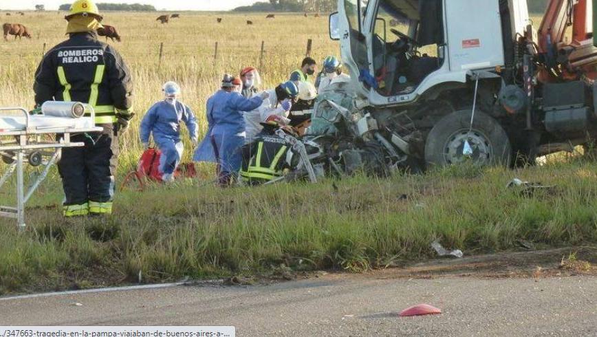 Tras el impacto, ambos vehículos terminaron en el bajo banquina.