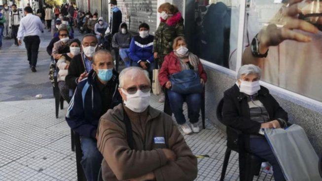 Los jubilados y pensionados comienzan a cobrar sus haberes desde el 8 de febrero (Archivo).