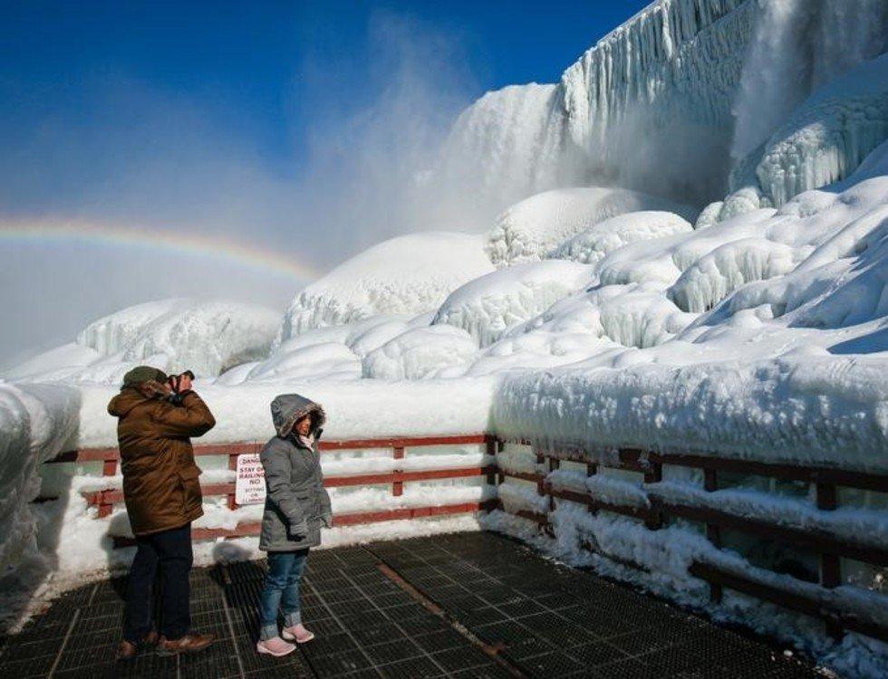 La gente a pura selfie en las cataratas yanquis. (REUTERS)