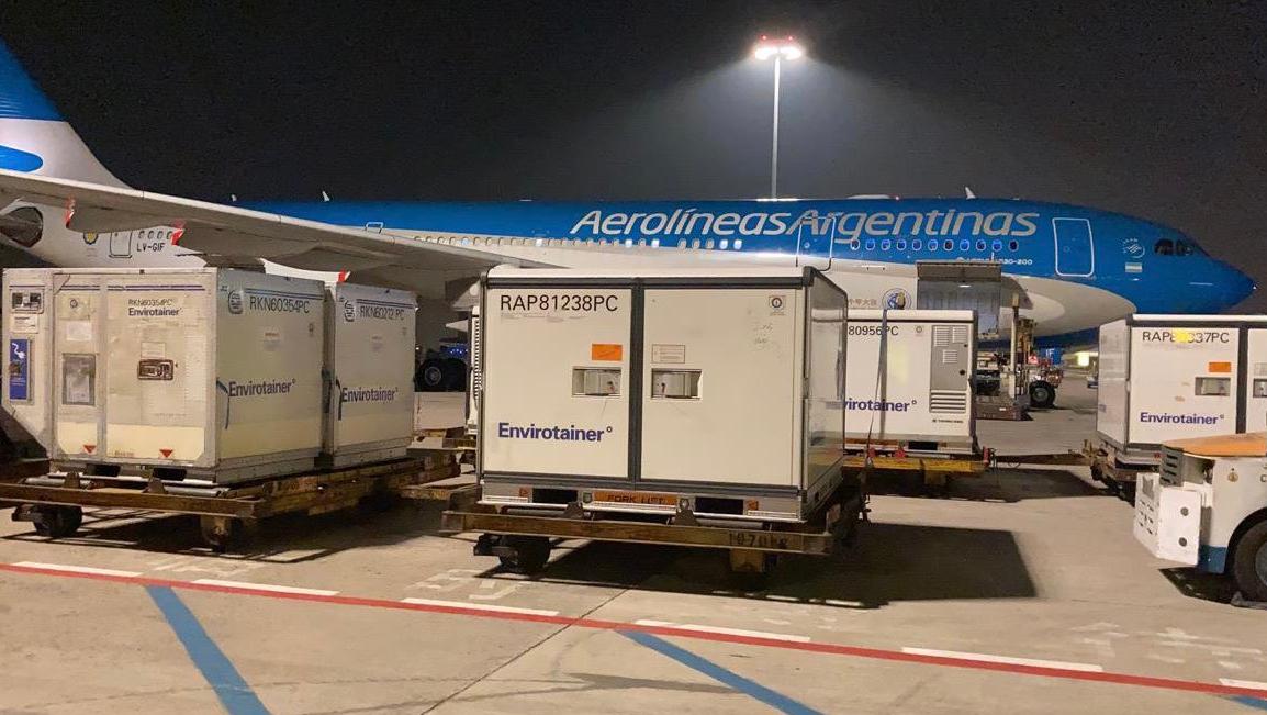 Está previsto que el avión de Aerolíneas Argentinas aterrice este jueves a las 23 horas con el millón de dosis de vacunas Sinopharm. (Twitter Aerolíneas Argentinas)