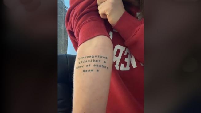 El tatuaje que una joven se realizó en prepandemia. 