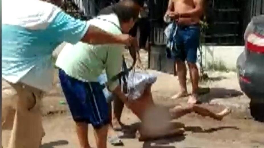 El momento en que los vecinos agreden al ladrón (Captura de video).