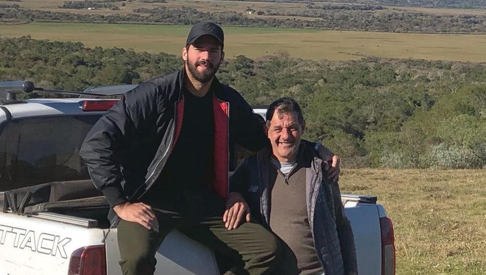 Alisson, arquero de la selección de Brasil y del Liverpool inglés, y José Agostinho Becker, su papá (Instagram).