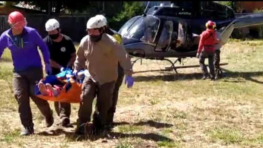 El momento en que los rescatistas trasladaban a los heridos al Hospital Ramón Carrillo.