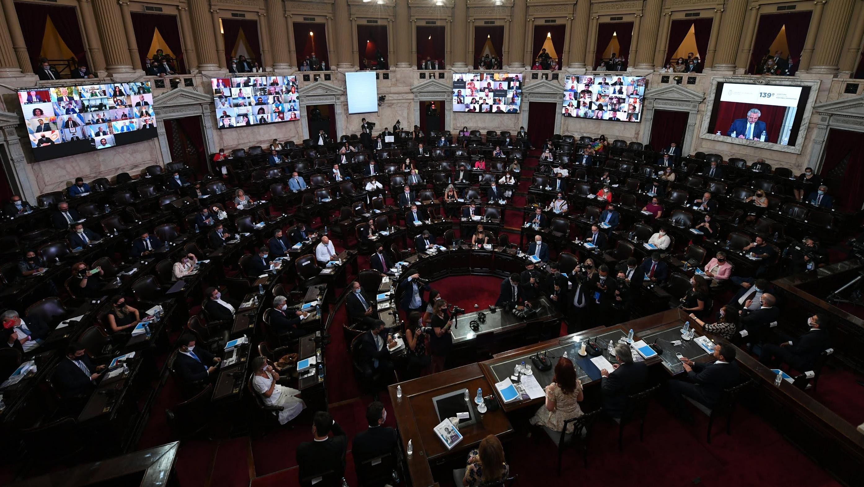 Durante la sesión se escucharon gritos en el Congreso.