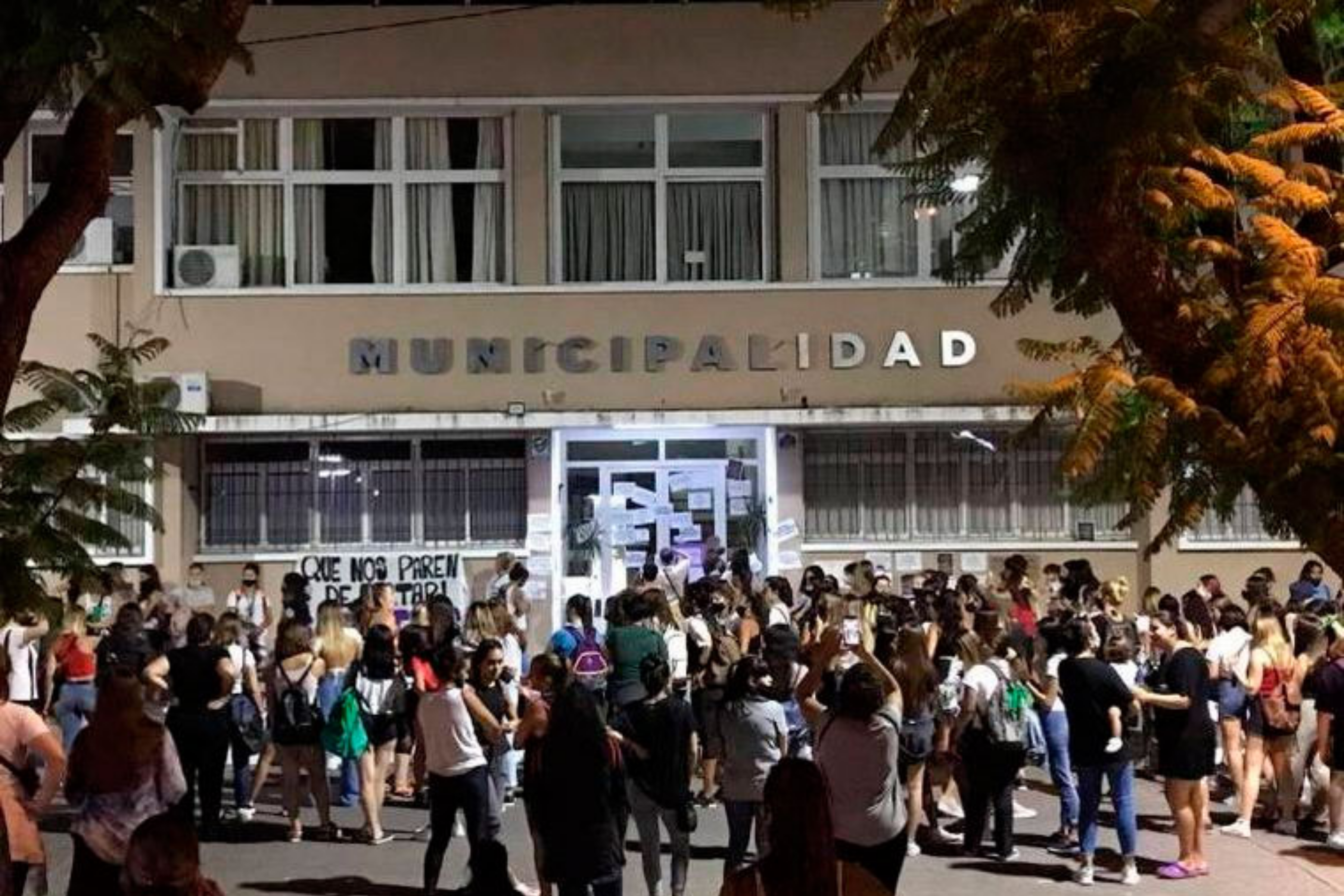 Organizaciones feministas se concentraron frente a la Municipalidad para exigir justicia (El Ciudadano).