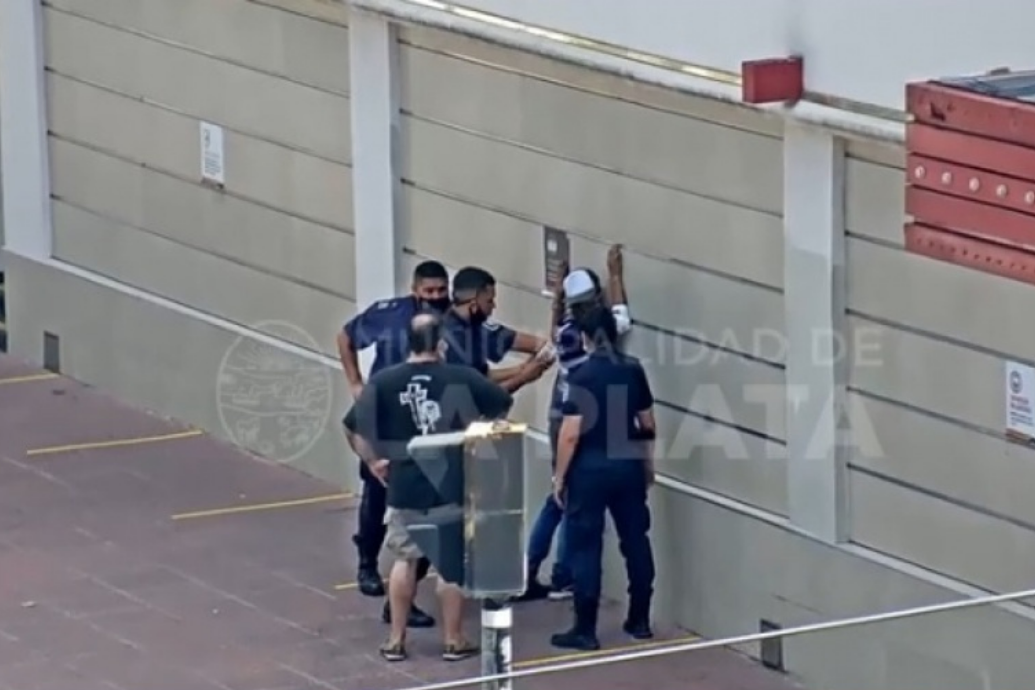 El momento de la detención quedó registrado en video (Municipio de La Plata).