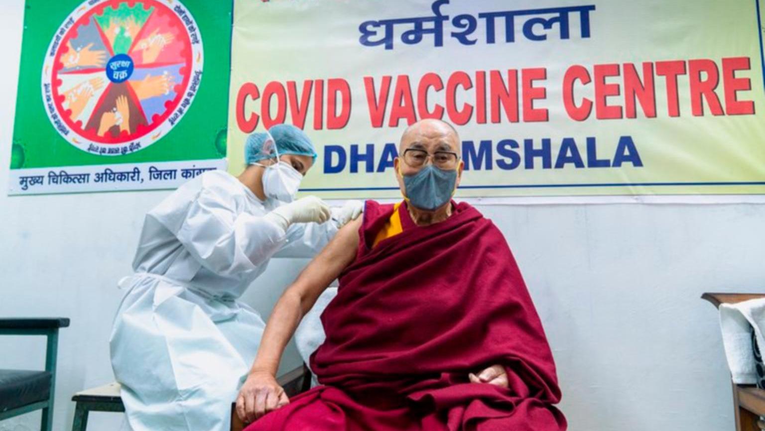 Dalai Lama se vacunó contra el coronavirus y pidió que la gente haga lo mismo (Twitter).