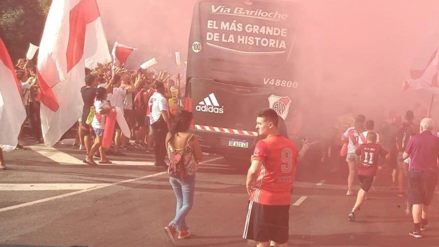 La mujer formó parte de la caravana que recibió al plantel de River. 