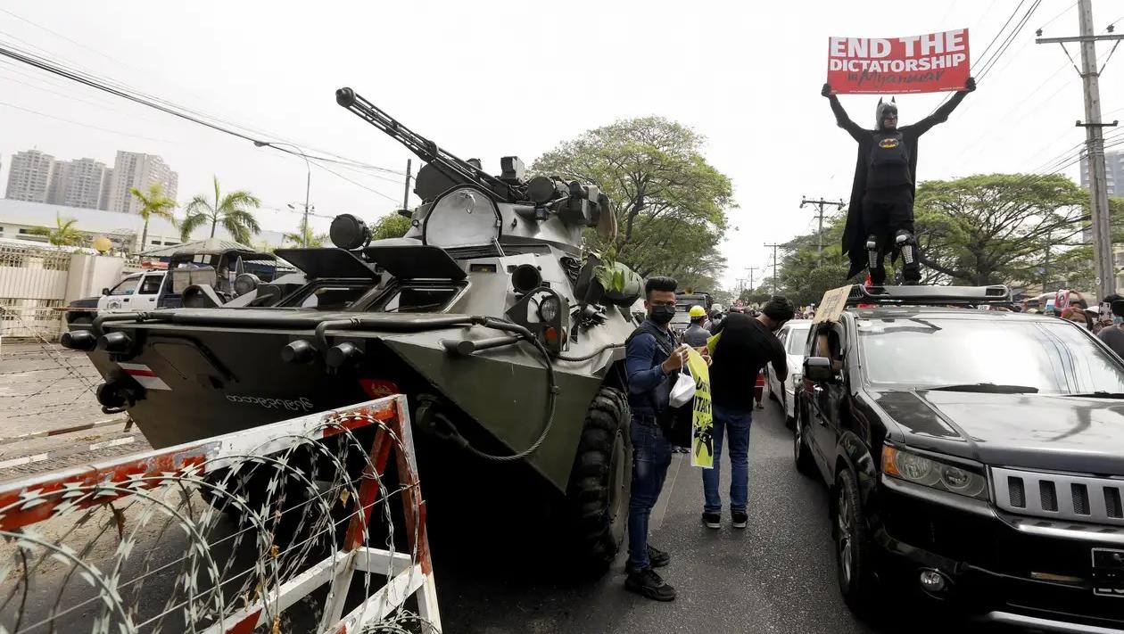 Los soldados y la policía de Myanmar usa TikTok para publicar videos amenazando a los manifestantes