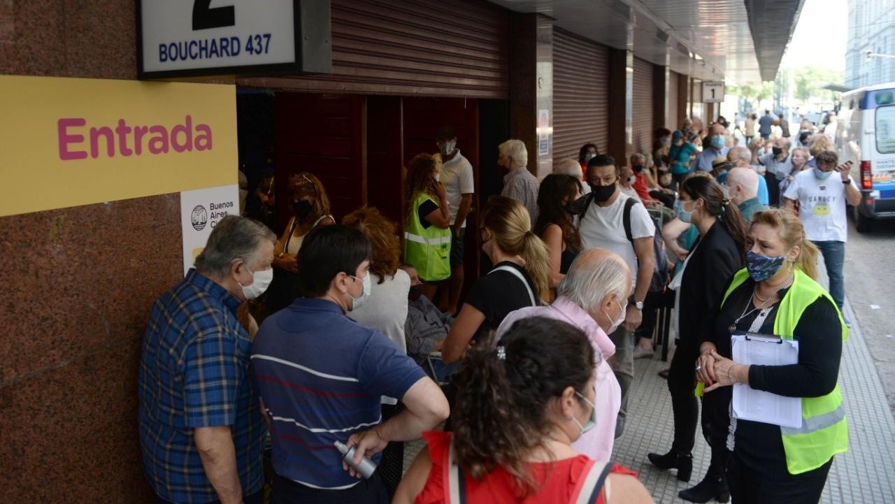 Vacunación porteña: largas filas en el Luna Park, silencio de Larreta, y cruces con Nación (Crónica)